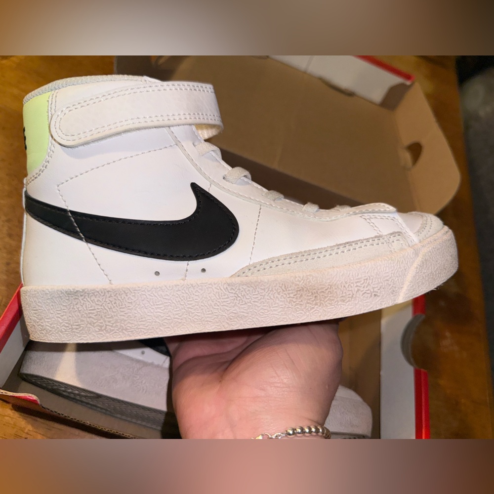Nike Blazer Mid '77 PS in White and volt green